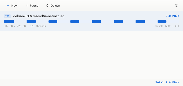 Clean Download Manager on Linux: one 720 MB file at 41%, 8 of 8 threads, 2.0 MB/s